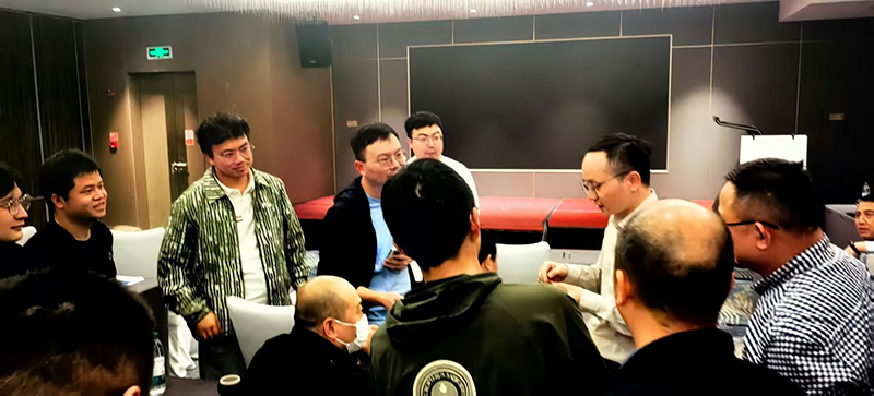 胡佳与学员沟通.jpg
